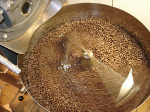焼きあがったコーヒー豆の冷却風景